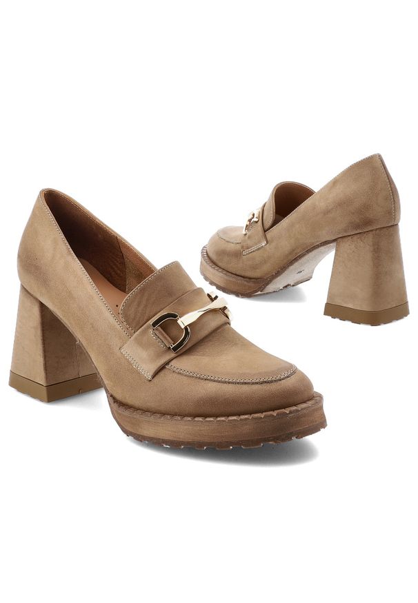 Półbuty damskie Armodo, cholewka ze skóry naturalnej stabilnym słupkowym obcasie z ozdobną klamrą i masywną podeszwą łączą elegancki styl z wygodą na. Okazja: do pracy, na co dzień. Zapięcie: klamry. Kolor: beżowy. Szerokość cholewki: normalna. Wzór: aplikacja. Materiał: skóra. Obcas: na obcasie. Styl: elegancki. Wysokość obcasa: średni