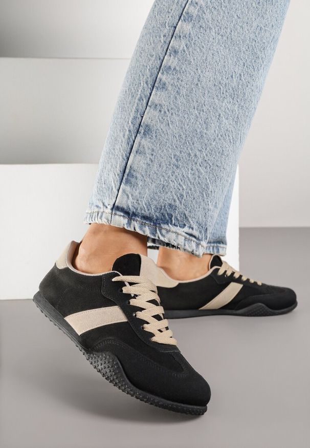 Renee - Czarno-Beżowe Sneakersy Ozdobione Tłoczeniem Halennesa. Okazja: na co dzień. Kolor: czarny. Materiał: jeans. Wzór: aplikacja