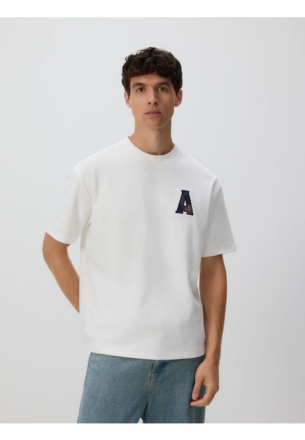 Reserved - T-shirt boxy z haftem - złamana biel. Materiał: bawełna, dzianina. Wzór: haft