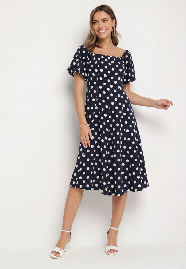 Born2be - Granatowa Rozkloszowana Sukienka Vices w Grochy z Dekoltem Typu Hiszpanka Zimina. Okazja: na co dzień. Typ kołnierza: dekolt hiszpanka. Kolor: niebieski. Materiał: materiał, skóra. Wzór: grochy. Typ sukienki: proste. Styl: casual, klasyczny