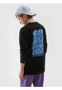 4F JUNIOR - Longsleeve z nadrukiem chłopięcy - głęboka czerń. Okazja: na co dzień. Kolor: czarny. Materiał: bawełna, dzianina, jersey. Długość rękawa: długi rękaw. Długość: długie. Wzór: nadruk. Styl: casual, sportowy