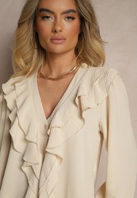 Renee - Jasnobeżowa Koszula z Falbankami Ravedia. Okazja: na co dzień, na imprezę. Typ kołnierza: kołnierz z falbankami. Kolor: beżowy. Styl: elegancki, casual #4