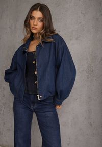 Renee - Niebieska Przejściowa Kurtka Jeansowa Balloon z Bawełny z Kołnierzykiem Abijena. Kolor: niebieski. Materiał: bawełna, jeans. Wzór: koronka. Styl: elegancki, wizytowy #4
