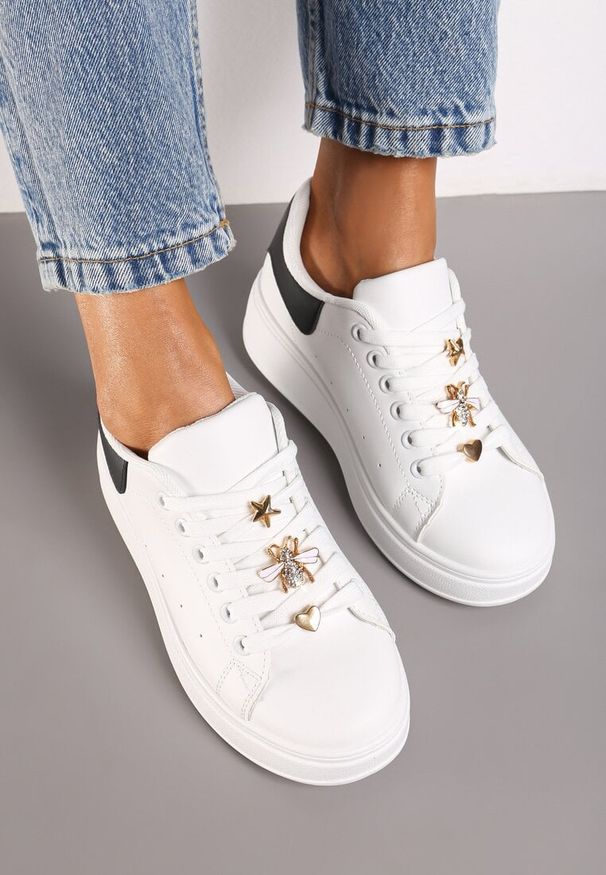 Born2be - Biało-Czarne Sneakersy na Grubej Podeszwie z Metalicznymi Aplikacjami Vlianora. Nosek buta: okrągły. Zapięcie: sznurówki. Kolor: biały. Materiał: materiał. Wzór: aplikacja. Obcas: na obcasie. Wysokość obcasa: niski