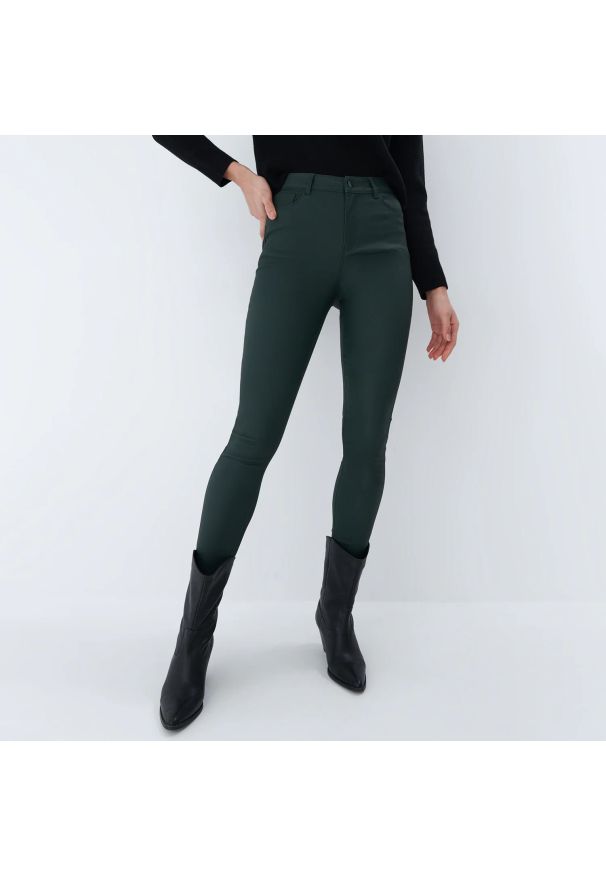 Mohito - Woskowane spodnie skinny - Zielony. Kolor: zielony