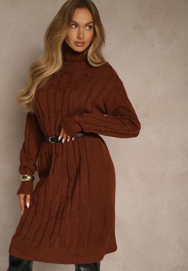Renee - Jasnobrązowa Sukienka Sweterkowa z Golfem Wełną Bawełną i Ozdobnym Splotem Reilenea. Okazja: na imprezę. Typ kołnierza: golf. Kolor: brązowy. Materiał: wełna, bawełna. Wzór: ze splotem. Styl: elegancki