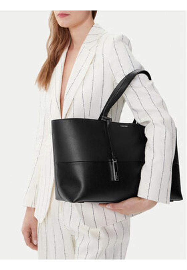 Calvin Klein Torebka Ck Mixmedia Medium Shopper K60K613011 Czarny. Kolor: czarny. Materiał: skórzane