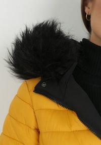 Born2be - Czarno-Żółta Kurtka Dwustronna Pikowana z Kapturem z Futerkiem Amerina. Okazja: na co dzień, na spacer. Typ kołnierza: kaptur. Kolor: czarny. Materiał: futro. Długość rękawa: długi rękaw. Długość: długie. Styl: klasyczny, casual #7