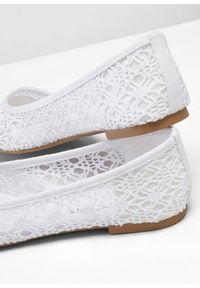 bonprix - Baleriny. Kolor: biały. Materiał: koronka. Wzór: koronka #2