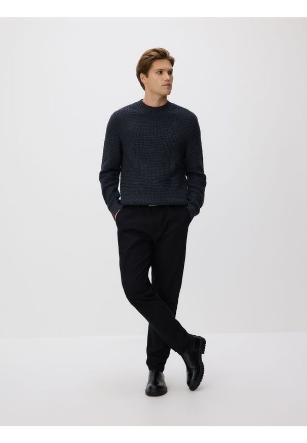 Reserved - Spodnie chino slim z paskiem - czarny. Kolor: czarny. Materiał: tkanina, bawełna