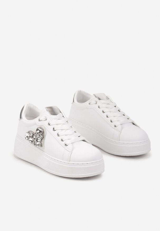 Renee - Biało-Srebrne Sneakersy na Grubej Platformie z Cyrkoniową Naszywką w Kształcie Serca Remila. Okazja: na co dzień, na imprezę. Kolor: biały. Materiał: jeans. Wzór: aplikacja. Obcas: na platformie