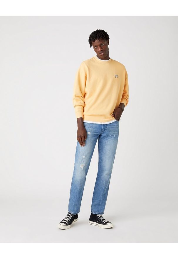 Wrangler - MĘSKA BLUZA WRANGLER BADGE CREW LOVELY MANGO W6E5HAA11 112130730