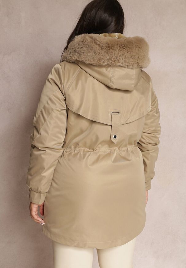 Renee - Beżowa Kurtka Parka Nylonowa Mivo. Okazja: na co dzień. Kolekcja: plus size. Kolor: beżowy. Materiał: nylon. Sezon: zima. Styl: wizytowy, klasyczny, elegancki, casual