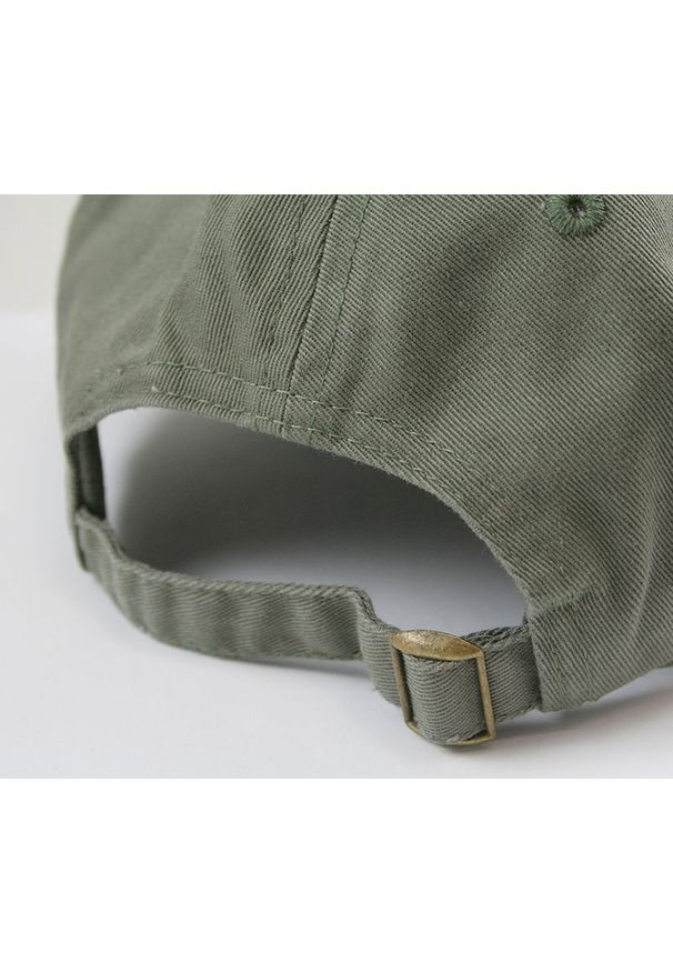 Jarek - Czapka z Daszkiem, Oliwkowa z Naszywkami, Letnia Bejsbolówka, Przewiewna, Sportowa, Męska -JAREK. Kolor: oliwkowy. Materiał: bawełna. Wzór: aplikacja. Sezon: lato. Styl: sportowy