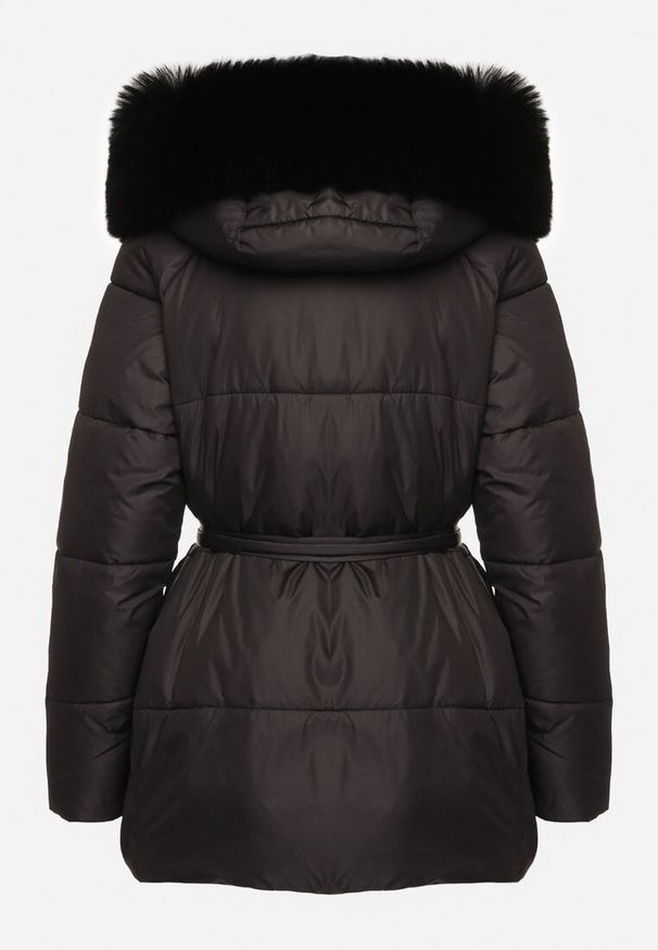 Born2be - Czarna Pikowana Kurtka z Kapturem i Odpinanym Futrem z Paskiem w Tali Siamirae. Okazja: na co dzień. Typ kołnierza: kaptur. Kolor: czarny. Materiał: futro. Styl: elegancki, casual