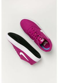 Nike Sportswear - Buty WMNS SB Charge CNVS. Nosek buta: okrągły. Zapięcie: sznurówki. Kolor: różowy. Materiał: syntetyk, materiał, guma. Szerokość cholewki: normalna. Obcas: na obcasie. Wysokość obcasa: średni #2
