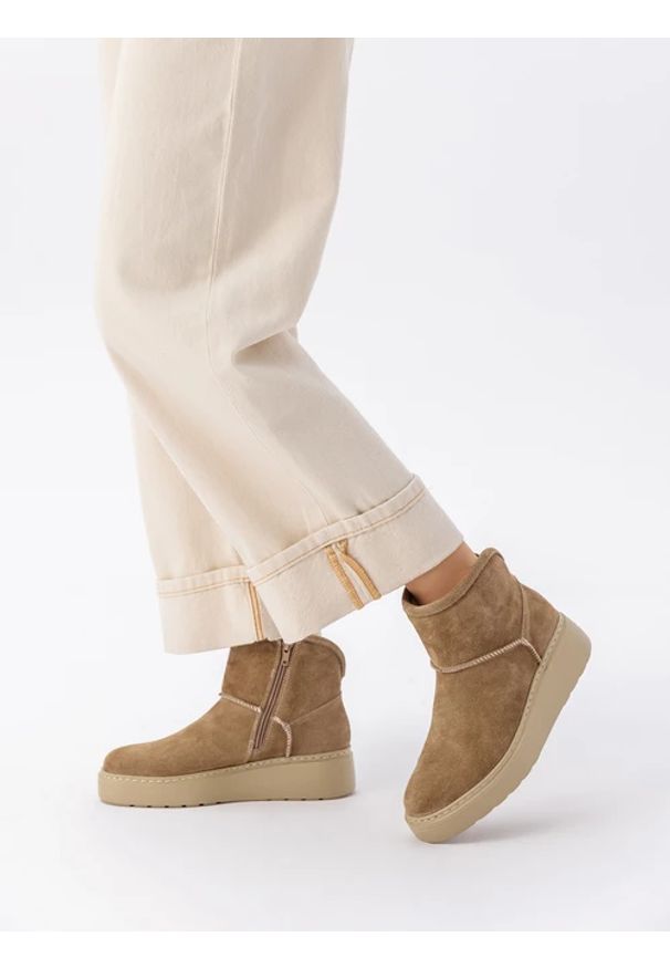Ryłko - Beżowe śniegowce ze skóry welurowej ocieplane wełną. Zapięcie: zamek. Kolor: beżowy. Materiał: skóra, welur. Szerokość cholewki: normalna. Obcas: na obcasie. Wysokość obcasa: średni