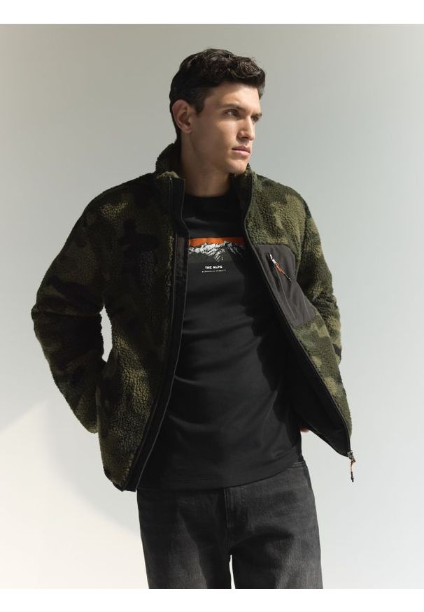 Reserved - T-shirt comfort z nadrukiem - czarny. Kolor: czarny. Materiał: dzianina, bawełna. Wzór: nadruk