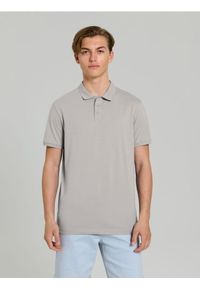 Sinsay - Bawełniana koszulka polo - beżowy. Typ kołnierza: polo. Kolor: beżowy. Materiał: bawełna