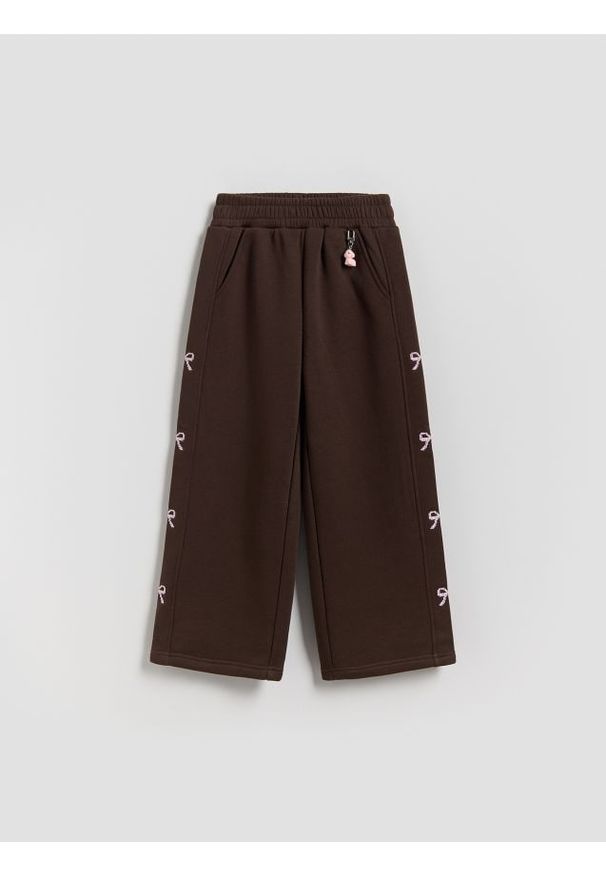 Reserved - Spodnie dresowe z brelokiem - ciemnobrązowy. Kolor: brązowy. Materiał: dresówka