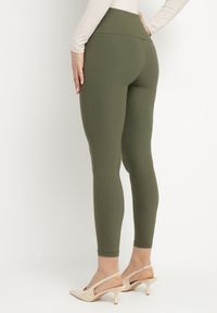 Born2be - Ciemnozielone Legginsy z Wysokim Stanem Ozdobione Guzikami Kolithra. Okazja: do pracy, na co dzień. Stan: podwyższony. Kolor: zielony. Wzór: aplikacja. Styl: klasyczny, casual, elegancki #4