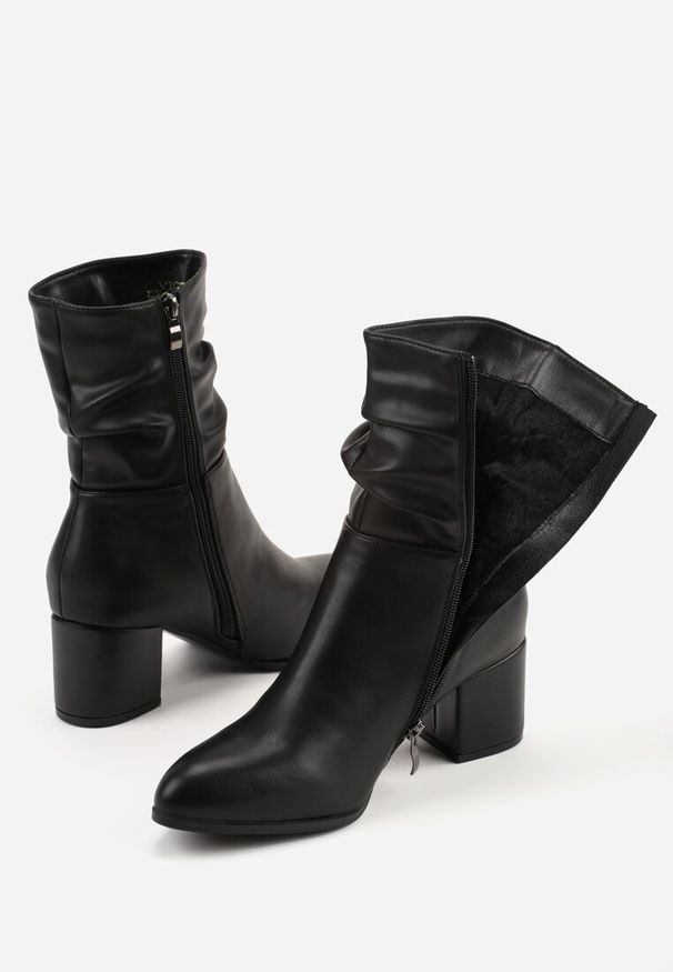 Renee - Czarne Marszczone Botki Vices na Słupkowym Obcasie Atevitta. Kolor: czarny. Materiał: futro, koronka. Szerokość cholewki: normalna. Obcas: na obcasie. Styl: elegancki. Wysokość obcasa: średni