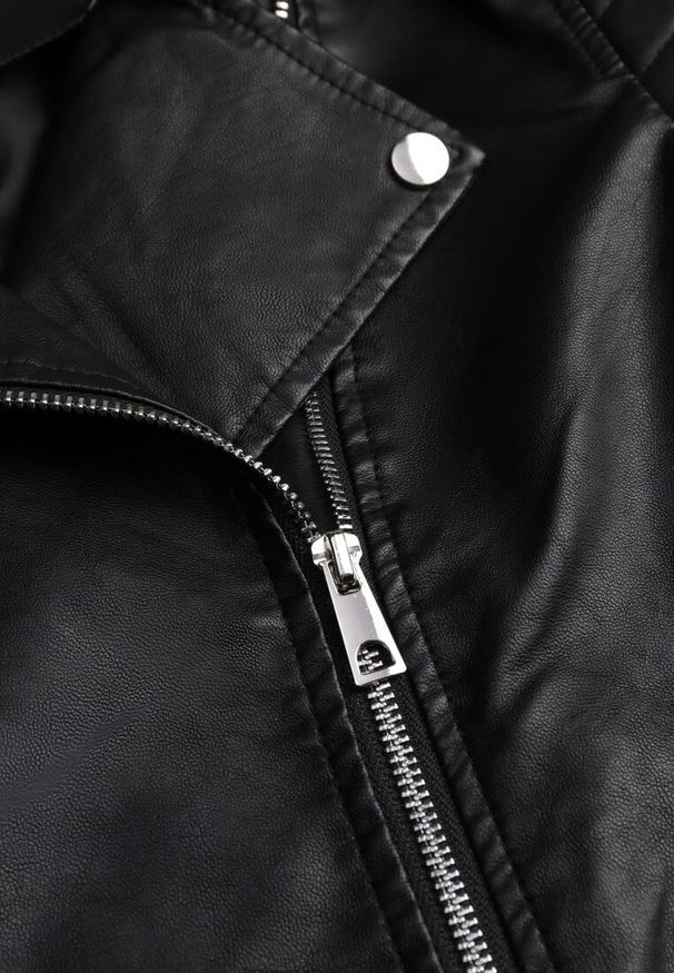 Renee - Czarna Motocyklowa Kurtka o Fasonie Ramoneski Chivi. Okazja: na co dzień. Kolor: czarny. Materiał: jeans, koronka, skóra, poliester. Styl: rockowy, klasyczny, casual