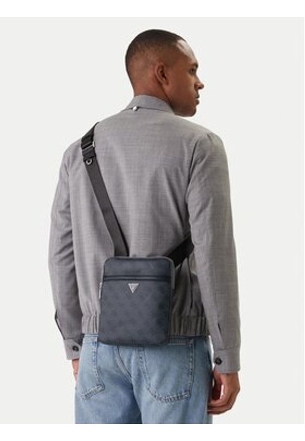 Guess Saszetka Vezzola Smart Crossbody Flat HMEVZL P2223 Czarny. Kolor: czarny. Materiał: skóra