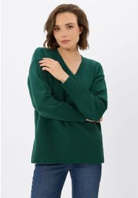 Volcano - Ciepły sweter z dekoltem w serek S-NOVA. Okazja: na co dzień. Typ kołnierza: dekolt w serek. Kolor: zielony. Materiał: materiał, prążkowany, wiskoza, jeans. Długość: długie. Styl: klasyczny, casual, elegancki #1