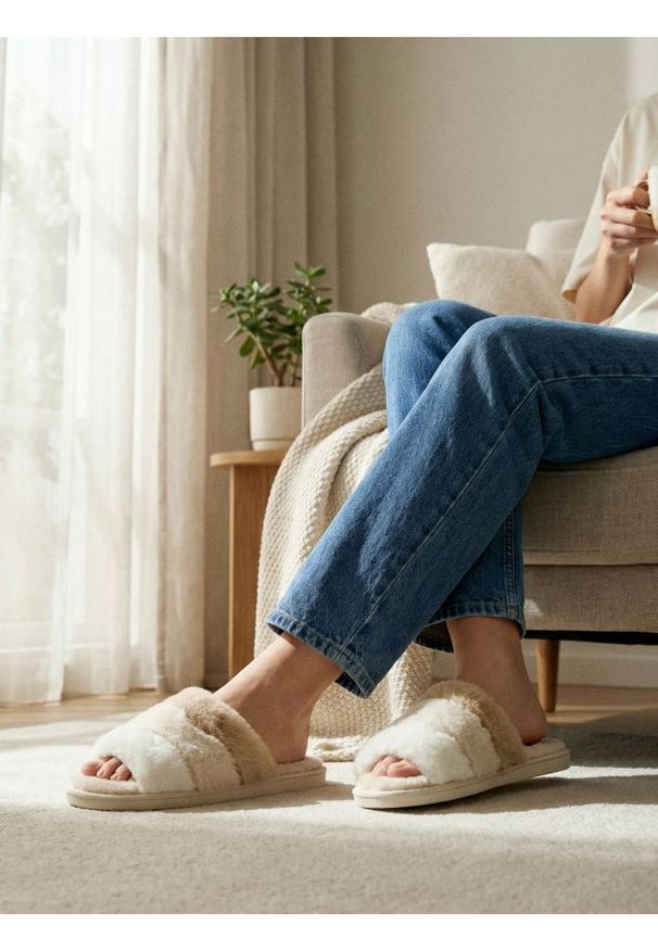 Sinsay - Kapcie ze sztucznym futerkiem - beżowy. Kolor: beżowy. Materiał: futro