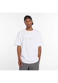 Koszulka męska New Balance Numeric MT51955WT – biała. Kolor: biały. Materiał: bawełna, dresówka. Wzór: napisy, aplikacja