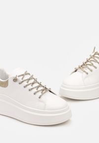 Born2be - Biało-Złote Sneakersy z Brokatem i Biżuteryjnymi Sznurowadłami Nilirea. Kolor: biały. Wzór: gładki #5