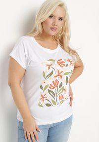 Born2be - Biały Bawełniany T-shirt z Nadrukiem z Kwiatami Setalisa. Okazja: na co dzień. Kolekcja: plus size. Kolor: biały. Materiał: bawełna. Wzór: kwiaty, nadruk. Styl: klasyczny, casual, elegancki #5