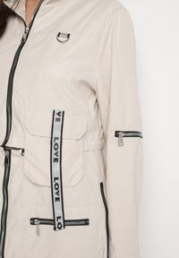 Born2be - Beżowy Płaszcz z Regulowaną Długością i Taśmami z Napisem Emmilou. Kolor: beżowy. Wzór: napisy. Sezon: wiosna, jesień #3