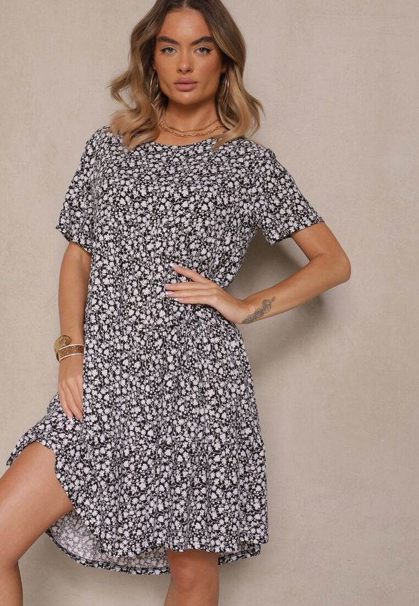 Renee - Czarna Rozkloszowana Sukienka z Bawełną w Kwiaty Mevazia. Okazja: na co dzień. Kolor: czarny. Materiał: bawełna. Wzór: kwiaty. Typ sukienki: proste. Styl: casual