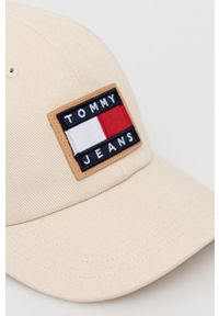 Tommy Jeans czapka kolor beżowy z aplikacją. Kolor: beżowy. Materiał: bawełna. Wzór: aplikacja