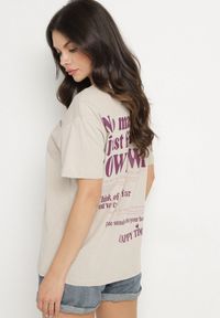 Born2be - Jasnobeżowy Bawełniany T-shirt Oversize Fillaria. Okazja: na co dzień. Kolor: beżowy. Materiał: bawełna. Wzór: aplikacja. Styl: klasyczny, casual #3