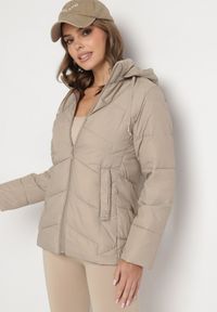 Born2be - Ciemnobeżowa Kurtka z Pikowanymi Przeszyciami i Odpinanym Kapturem Felanwen. Okazja: na co dzień. Kolor: beżowy. Materiał: jeans. Styl: casual, elegancki, sportowy #4