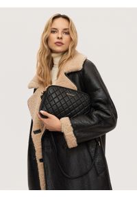 Kazar - Minimalistyczna pikowana torebka z licowej skóry. Kolor: czarny. Materiał: skórzane. Styl: elegancki #5