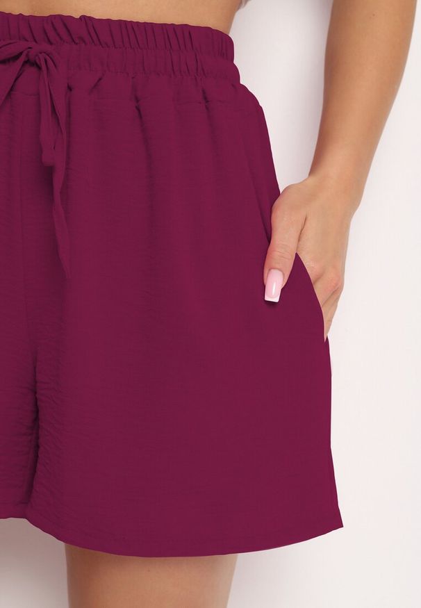 Born2be - Ciemnofioletowe Luźne Szorty z Wysokim Stanem i Gumką w Pasie Vimarias. Okazja: do pracy, na co dzień. Stan: podwyższony. Kolor: fioletowy. Długość: krótkie. Styl: elegancki, casual