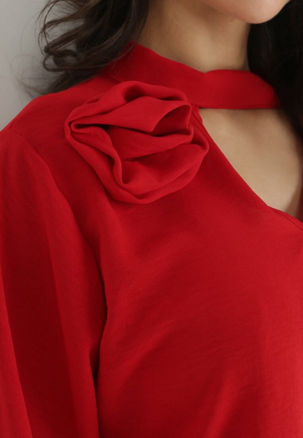 Born2be - Czerwona Bluzka z Ozdobnym Dekoltem Gomi. Kolor: czerwony. Długość rękawa: długi rękaw. Długość: długie. Wzór: kwiaty