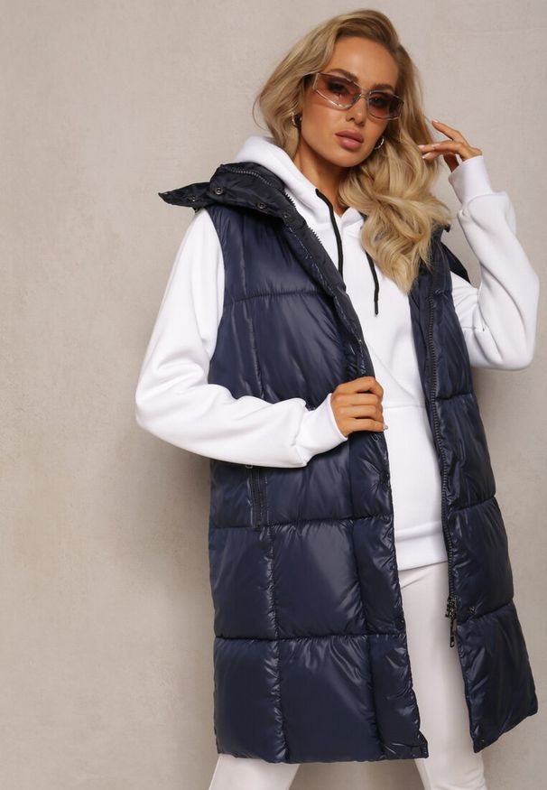 Renee - Granatowa Pikowana Kamizelka z Zasuwanymi Kieszeniami i Odpinanym Kapturem Cianefela. Okazja: na co dzień. Kolor: niebieski. Materiał: materiał, jeans, tkanina. Styl: casual