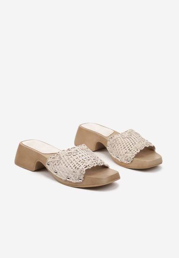 Born2be - Beżowe Klapki z Szydełkowym Paskiem na Niskim Słupku Cilanne. Okazja: na co dzień. Kolor: beżowy. Sezon: lato. Obcas: na słupku. Styl: retro, elegancki, casual