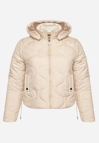 Born2be - Beżowa Kurtka Krótka z Pikowaniem i Odpinanym Kapturem Taraes. Okazja: na co dzień. Kolekcja: plus size. Kolor: beżowy. Materiał: jeans. Długość: krótkie. Styl: casual, elegancki #5