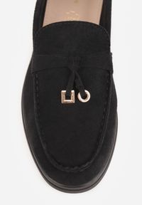 Renee - Czarne Mokasyny VICES Casualowe ze Skórzaną Wkładką i Metalowymi Ozdobami Dinsmore. Okazja: na co dzień. Nosek buta: okrągły. Kolor: czarny. Materiał: skóra. Wzór: aplikacja. Obcas: na obcasie. Styl: casual. Wysokość obcasa: niski #9