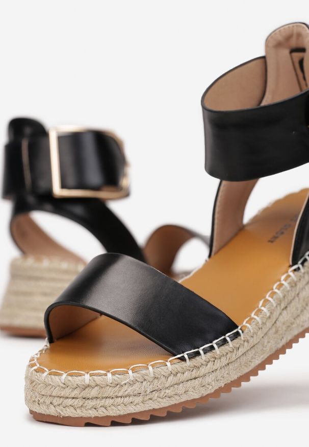 Renee - Czarne Sandały z Dużą Sprzączką i Plecioną Platformą Lynnette. Zapięcie: sprzączka. Kolor: czarny. Obcas: na platformie. Styl: boho