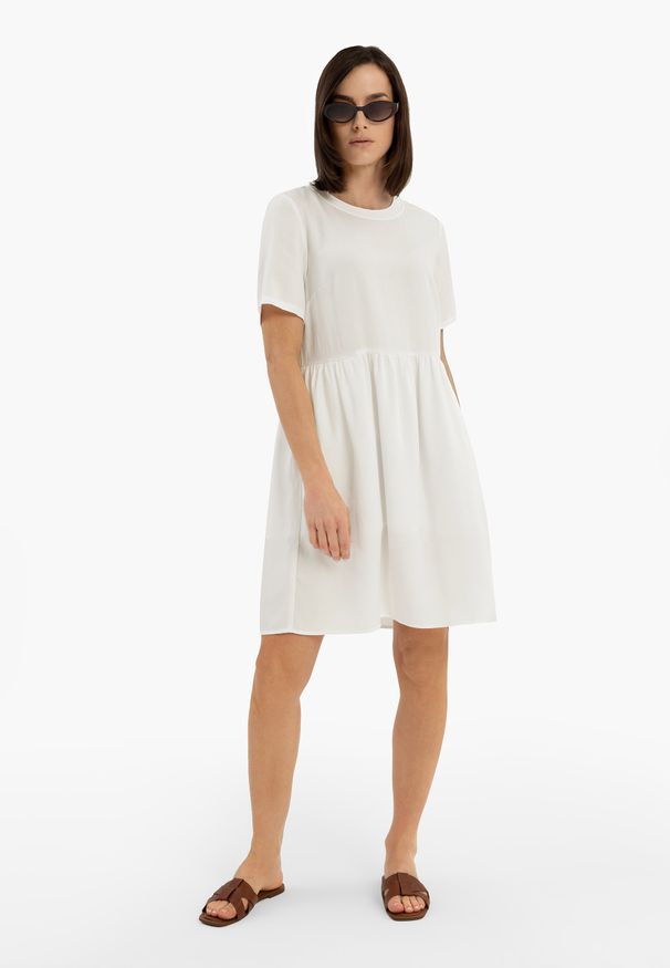 Volcano - Luźna sukienka z lyocellu G-AWITA. Okazja: na co dzień. Kolor: biały. Materiał: skóra, materiał. Długość rękawa: krótki rękaw. Wzór: gładki. Typ sukienki: proste. Styl: casual, elegancki