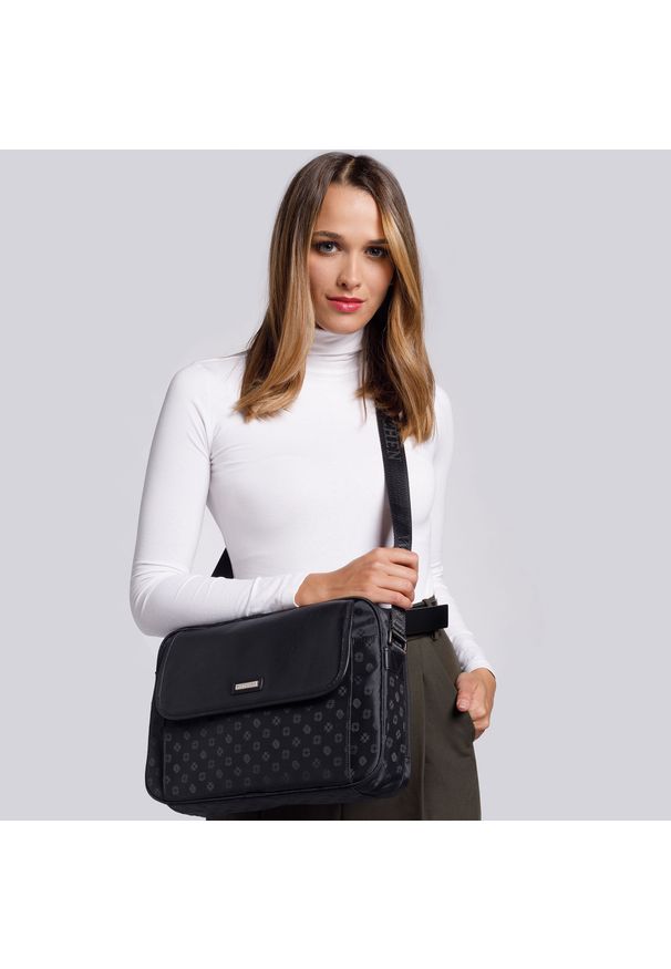 Wittchen - Damska listonoszka z żakardu ze skórzaną klapą. Kolor: czarny. Wzór: aplikacja. Materiał: skórzane. Styl: elegancki. Rodzaj torebki: na ramię