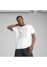 Puma - Męska koszulka Graphics PUMA Wording PUMA White. Kolor: biały. Materiał: guma. Wzór: nadruk. Sport: fitness