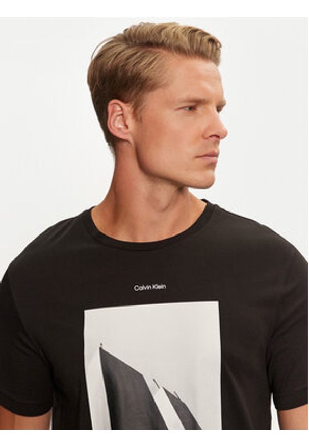Calvin Klein T-Shirt City Photo K10K113597 Czarny Regular Fit. Kolor: czarny. Materiał: bawełna